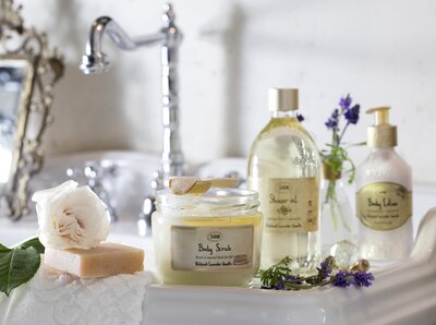 הניחוח האייקוני שכבש את העולם, 24 שנים שאנחנו אוהבים את פטשולי, לבנדר וניל